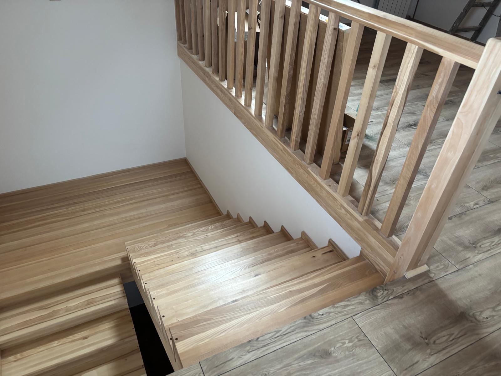 Dubové schodiště v interiéru